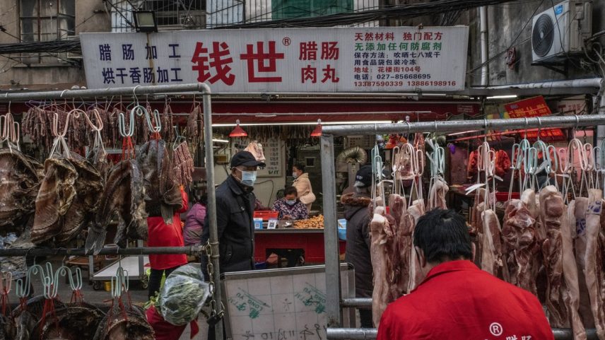 Mercado de Wuhan, na China, é provável local da origem do vírus (Foto: AFP)