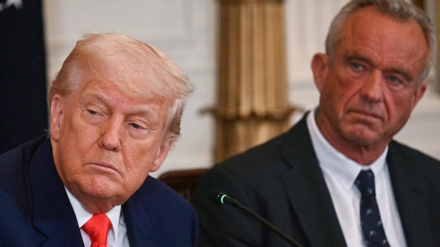 Donald Trump e seu secretário de Saúde, Robert Kennedy Jr. (Foto: JIM WATSON/AFP)