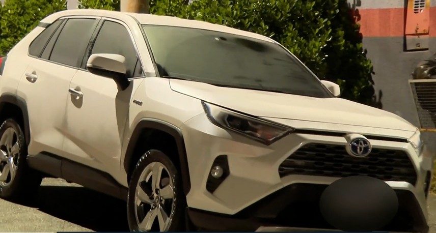 Carro de família que sofreu sequestro-relâmpago no Shopping ABC foi abandonado na região (Foto: Reprodução/TV Globo)