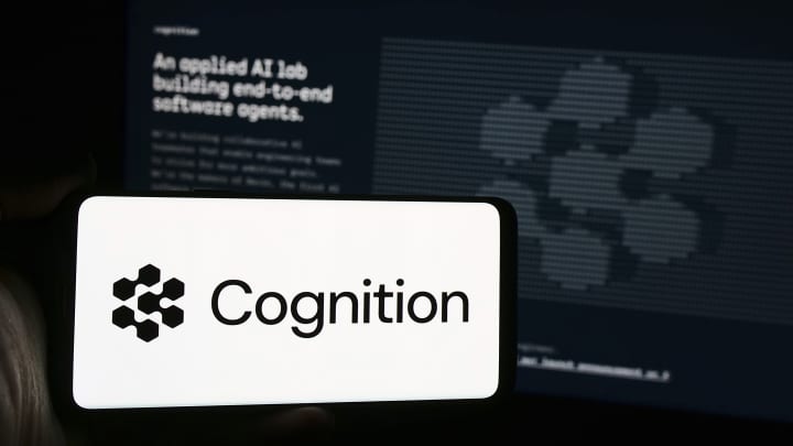 Um homem é visto segurando um smartphone com o logotipo da empresa americana de inteligência artificial Cognition AI Inc. em frente a um site. (Foto: Timon Schneider | SOPA Images | Sipa USA | AP)