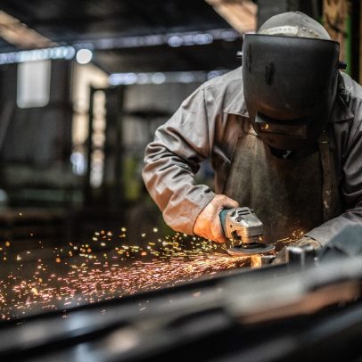 Mercado reage a dados da produção industrial e pacote fiscal de Trump