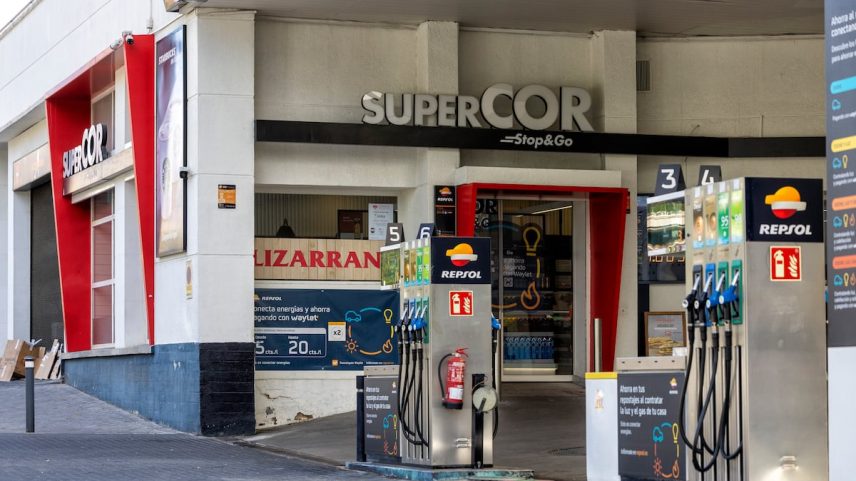 Posto de gasolina SuperCor Stop&Go na rua Concha Espina em Madrid. (Foto: Claudio Álvarez)