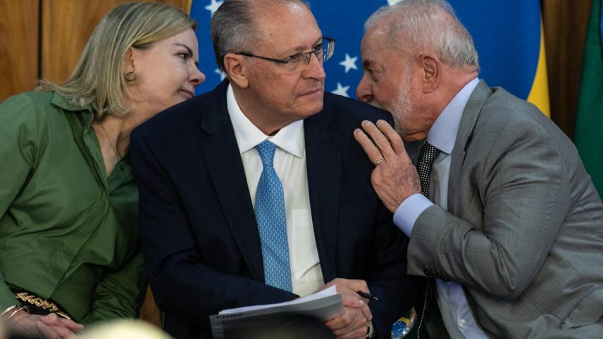 Presidente Lula e Vice-presidente Geraldo Alckmin participam de Assinatura de Medida Provisória que concede isenção da taxa de serviço metrológico para verificação de taxímetros. (Foto: Brenno Carvalho / Agência O Globo)