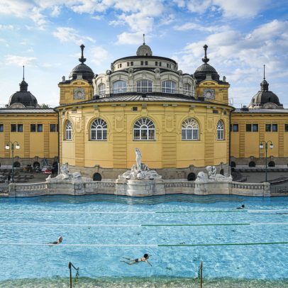 Turistas aproveitam piscinas e atrações subterrâneas para escapar do calor na Europa