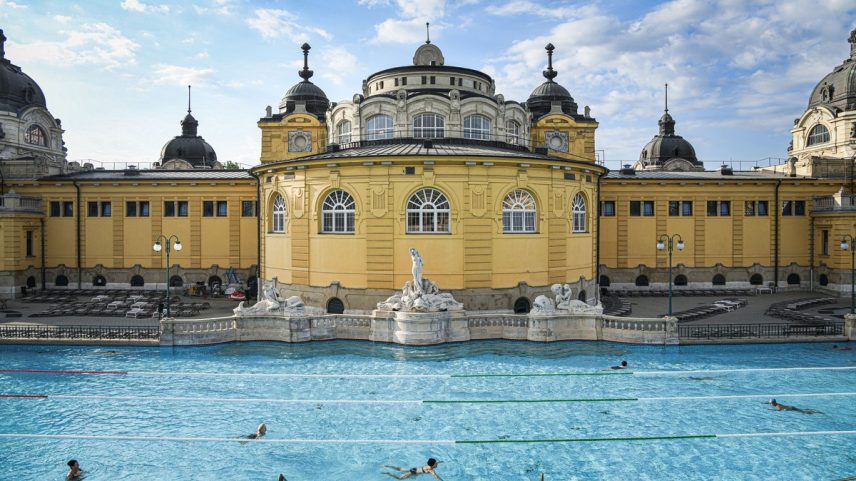 Piscina ao ar livre nas Termas de Széchenyi, em Budapeste, Hungria (Foto: Stephen Hiltner/The New York Times)