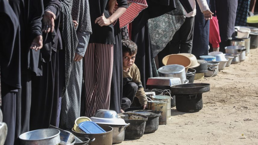 Famílias palestinas fazem fila para receber alimentos em Deir al Balah, Gaza, no dia 18 de novembro de 2024. (Foto: Omar Ashtawy / Apaimages / Zuma Press / Contacto)