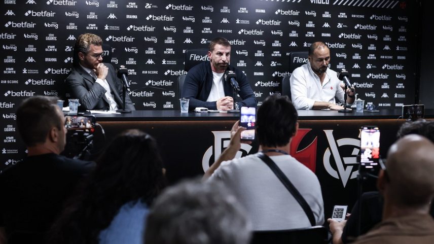 Pedrinho e o CEO da SAF, Carlos Amodeo (Foto: Dikran Sahagian/Vasco)