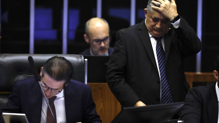 O presidente da Câmara dos Deputados, Hugo Motta (à esq.), preside sessão que derrubou o projeto de IOF do governo federal. Ao lado dele, o líder do governo, deputado José Guimarães (Foto: Pedro Ladeira-25.jun.25/Folhapress)