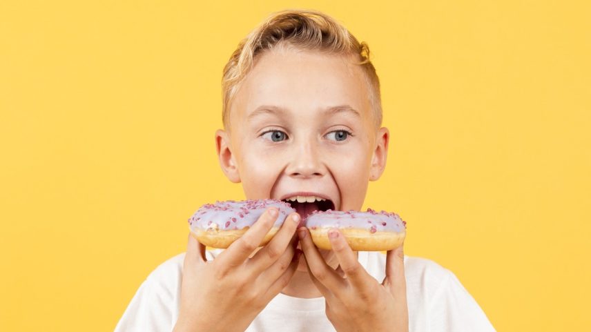 Especialista dá dicas de como pais podem fazer com que seus filhos diminuam o consumo de alimentos ultraprocessados (Foto: Freepik)