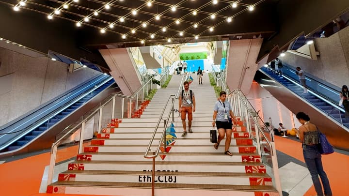 Dentro do Palais des Festivals, o ETHCC reúne fundadores, desenvolvedores e instituições nos mesmos salões que recebem as maiores estreias de filmes do mundo — desta vez, para o futuro das finanças. (Foto: MacKenzie Sigalos)