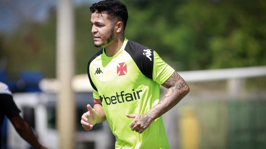Adson sofre fratura na tíbia após dividida em treinamento (Foto: Matheus Lima/Vasco)