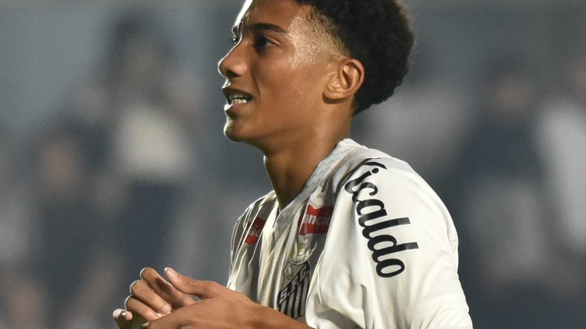 Robinho Jr em ação durante Santos x Flamengo, duelo do Brasileirão (Foto: Jota Erre/AGIF)