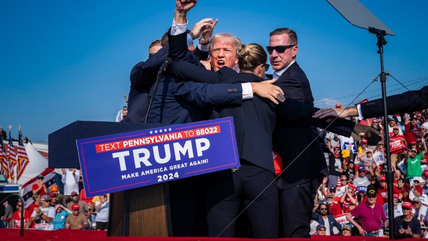 Membros do Serviço Secreto cercam Donald Trump, com o punho erguido, após ele ser baleado durante um comício em Butler, 13 de julho de 2024. (Foto: Jabin Botsford/The Washington Post via Getty Images)