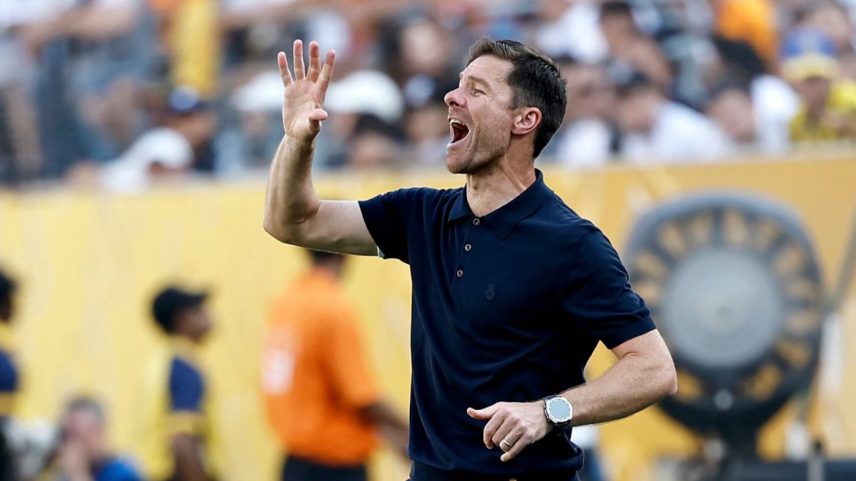 Xabi Alonso dá instruções aos jogadores do Real Madrid em um treinamento em Palm Beach. (Foto: JESUS ALVAREZ ORIHUELA)