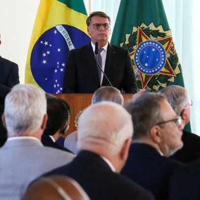 Bolsonaro promove reunião com embaixadores e se torna inelegível