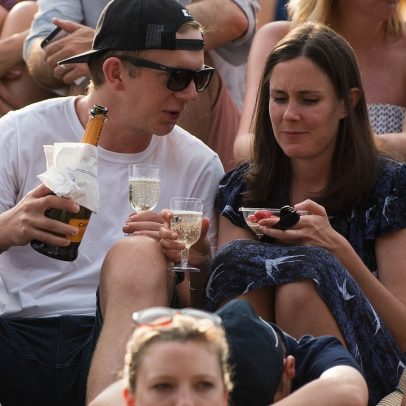Árbitro pede que público evite abrir garrafas de champanhe em Wimbledon