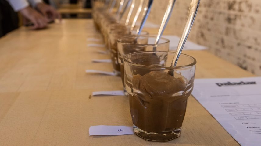 Teste paladar de doce de leite na doceria Mr. Cheesecake Bake Shop & Deli, na zona sul de São Paulo. (Foto: Taba Benedicto/Estadão)