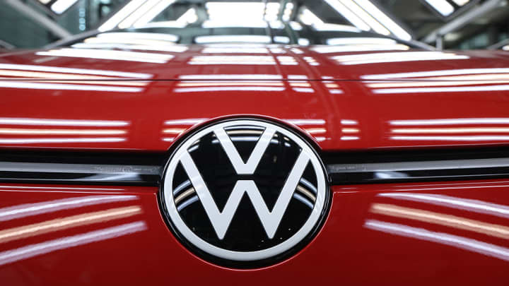 Um trabalhador realiza uma verificação final em novos carros elétricos Volkswagen ID.3 na fábrica da Volkswagen em Dresden, Alemanha, em 14 de maio de 2025. (Foto: Sean Gallup | Getty Images News | Getty Images)