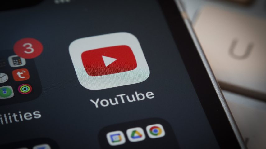 YouTube tanto reconhece que as expectativas dos anunciantes evoluíram quanto que, agora, eles podem segmentar conteúdos com níveis específicos de profanidade, conforme suas preferências (Foto: STR/NurPhoto/Getty Images)