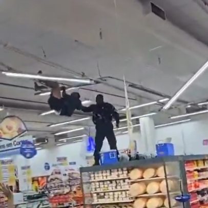 Homem é removido de supermercado após se pendurar em luminária de teto