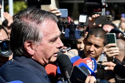Jair Bolsonaro conversa com jornalistas momentos após a colocação de tornozeleira eletrônica em Brasília (Foto: Evaristo Sá/AFP)