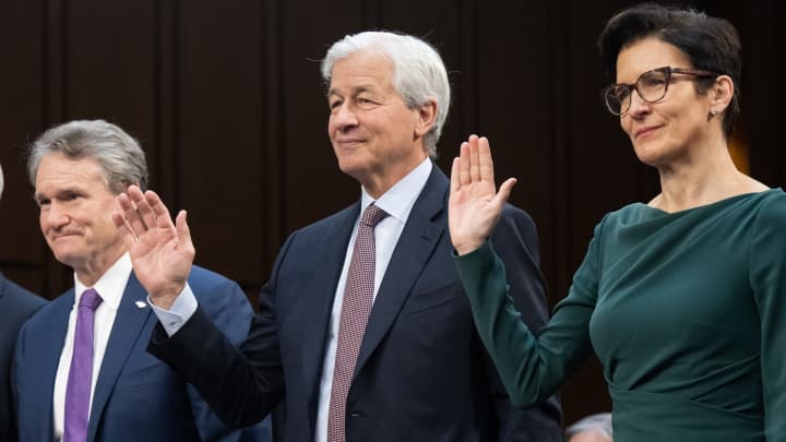 Brian Moynihan, presidente e CEO do Bank of America; Jamie Dimon, presidente e CEO do JPMorgan Chase; e Jane Fraser, CEO do Citigroup; testemunham durante uma audiência do Comitê Bancário do Senado no Edifício do Escritório do Senado Hart em Washington, D.C., em 6 de dezembro de 2023. (Foto: Saul Loeb | Afp | Getty Images)