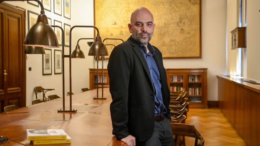 Roberto Saviano de visita na redação do Corriere della Sera em Via Solferino, Milão, no dia 30 de abril de 2025 (Foto: Claudio Furlan//LaPresse)
