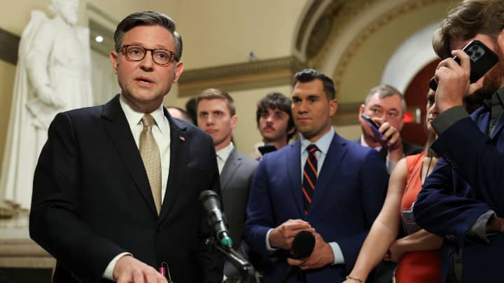 O presidente da Câmara dos EUA, Mike Johnson (R-LA), responde a perguntas de repórteres no Capitólio em Washington, D.C., EUA, em 23 de julho de 2025. (Foto: Jonathan Ernst | Reuters)