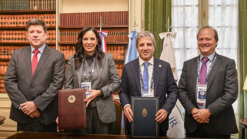 Assinatura de acordo entre os governos de Argentina e Paraguai para avaliar a construção de um gasoduto entre Vaca Muerta, na Argentina, e os mercados paraguaio e brasileiro (Foto: Divulgação/Ministério de Obras Públicas do Paraguai)