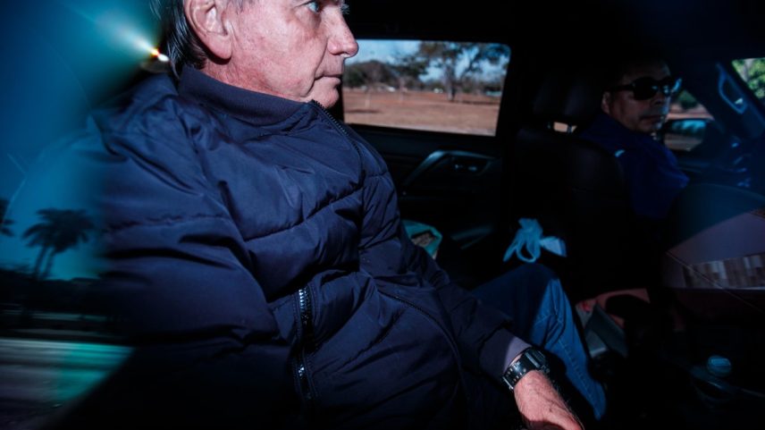 Jair Bolsonaro a caminho de prédio da Polícia Federal (PF) para colocar tornozeleira (Foto: Brenno Carvalho/Agência O Globo)