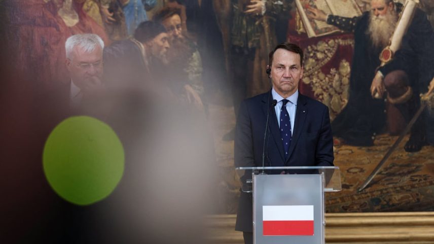 Ministro das Relações Exteriores da Polônia, Radoslaw Sikorski, na quarta-feira em uma coletiva de imprensa em Lublin. (Foto: Kuba Stezycki/REUTERS)