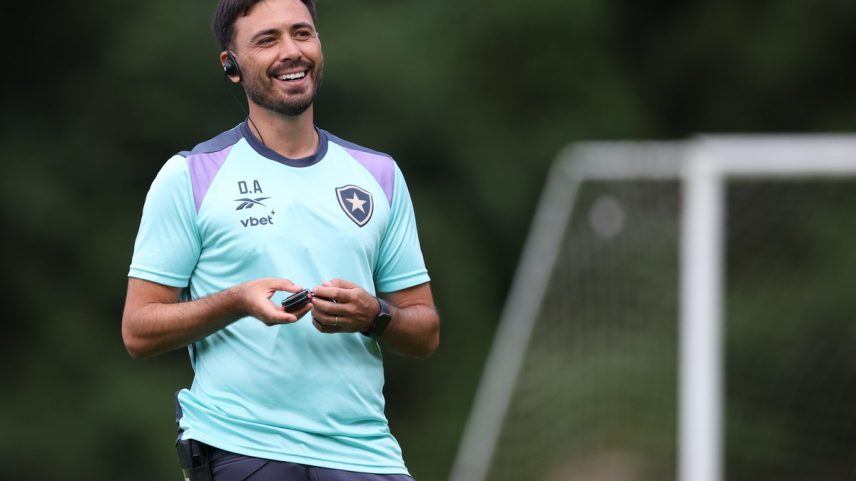 Davide Ancelotti comandou três atividades sob o comando do Botafogo (Foto: Vitor Silva/Botafogo)
