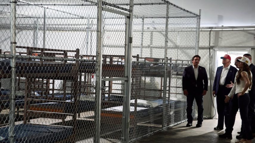 Interior de Alligator Alcatraz. (Foto: Evan Vucci/AP)