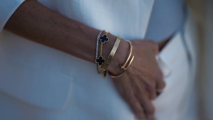 Domenica Graci, CEO e fundadora da agência de viagens One Luxury, é vista usando uma pulseira Vintage Alhambra dourada da Van Cleef & Arpels, uma pulseira Love dourada da Cartier, uma pulseira Juste un Clou dourada da Cartier e uma pulseira Essential Lines da Cartier. (Foto: Moritz Scholz | Getty Images Entertainment | Getty Images)
