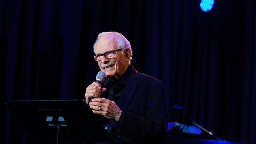Alan Bergman, letrista, completa 100 anos em 11 de setembro. Amigos e admiradores farão uma apresentação em sua homenagem naquela noite no The Broad Stage em Santa Monica, Califórnia. (Foto: Reprodução)
