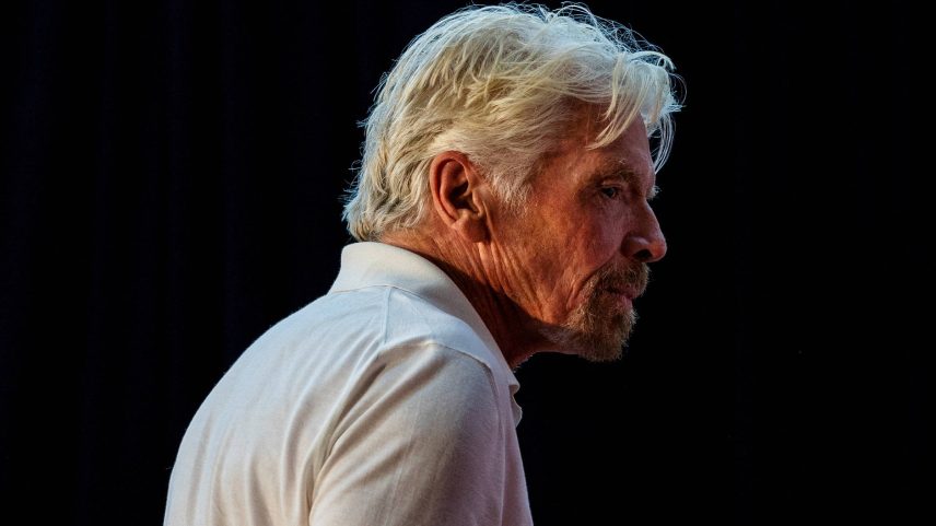 O bilionário Richard Branson em entrevista coletiva de imprensa no Aeroporto Pearson de Toronto (Foto: Carlos Osorio - 3.abr.25/Reuters)