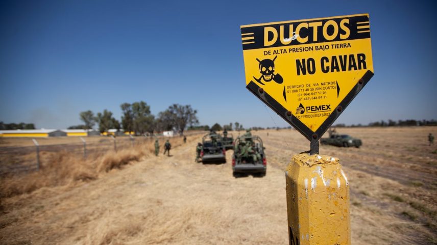 Operativo militar para resguardar tomas clandestinas, no trecho Celaya, Guanajuato, em 2019. (Foto: Mónica González (EL PAÍS))