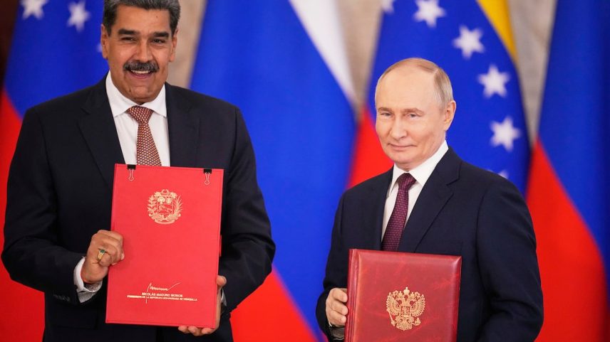 Nicolás Maduro e Vladímir Putin, durante um encontro em maio. (Foto: Alexander Zemlianichenko/AP)