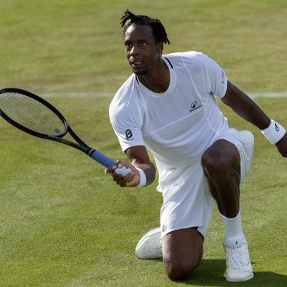Monfils celebra vitória emocionante em estreia após batalha de cinco sets
