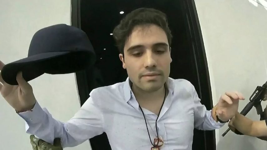 Ovidio Guzmán López sendo detido em Culiacán, México, no dia 17 de outubro de 2019. (Foto: CEPROPIE via AP)