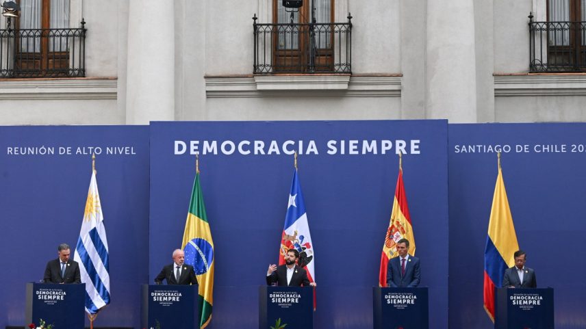 Yamandu Orsi (Uruguai), Lula (Brasil), Gabriel Boric (Chile), Pedro Sánchez (Espanha) e Gustavo Petro (Colômbia) em encontro pela democracia no Chile - 21/07/2025 (Foto: RODRIGO ARANGUA/AFP)