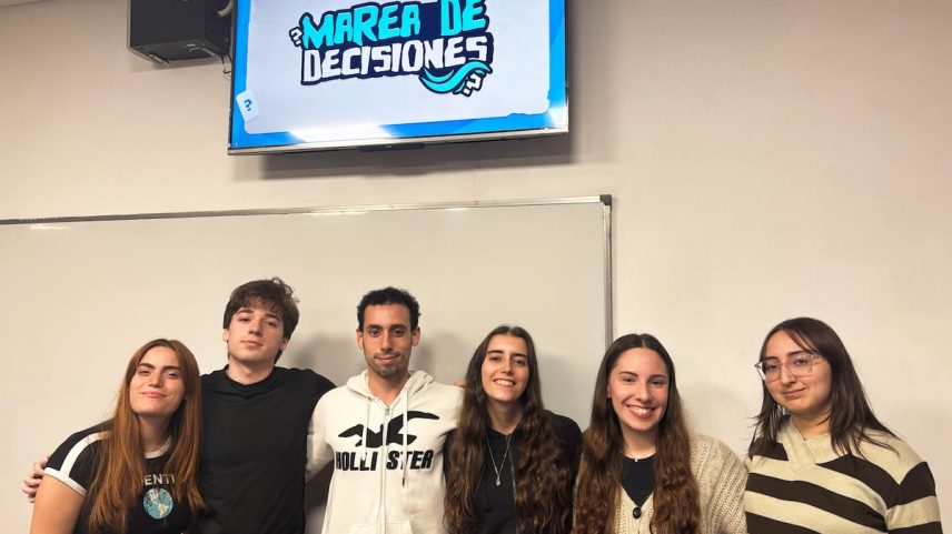 Equipe de jovens que criou o videogame "Marea de decisiones". (Foto: CORTESÍA)