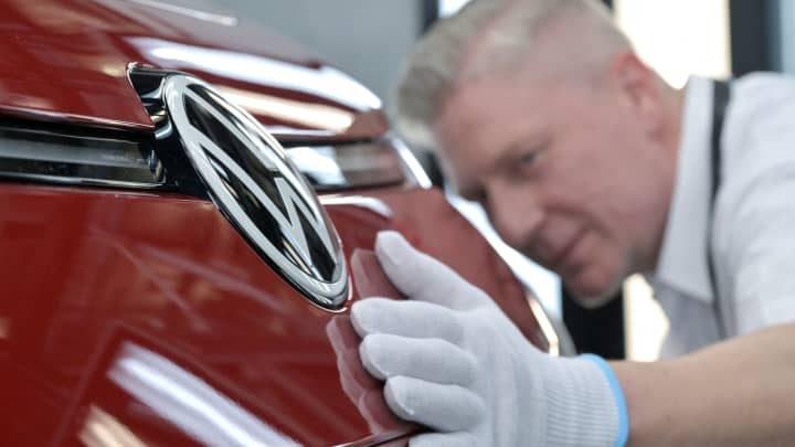 Veículos são montados em uma linha na fábrica da BMW em Leipzig. (Foto: Picture Alliance | Getty Images)