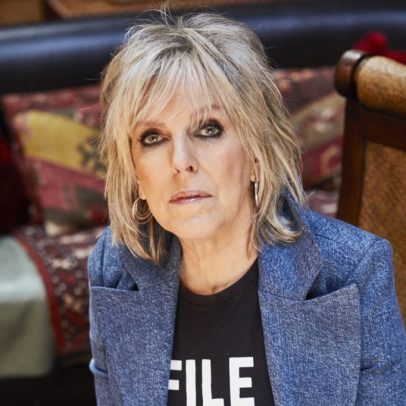 Lucinda Williams inaugura bar de honky-tonk em Nova York com um toque especial