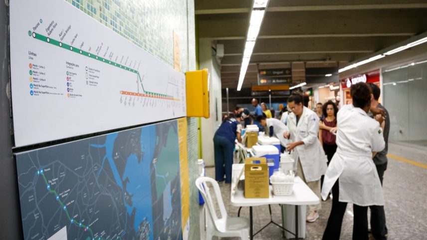 Ação especial de vacinação contra a influenza e sarampo ocorre em cinco estações do sistema metroviário (Foto: SMS/Eduardo Kapps)