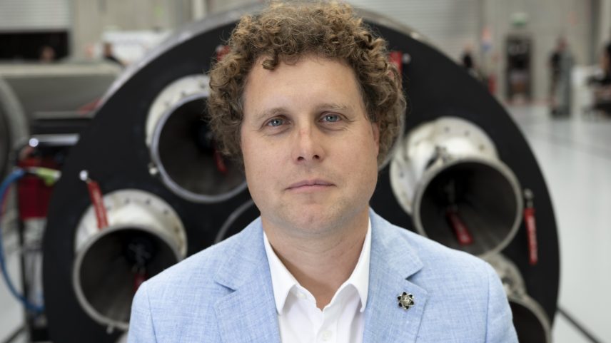 Peter Beck, CEO da Rocket Lab, posando de terno azul claro (Foto: Rocket Lab)