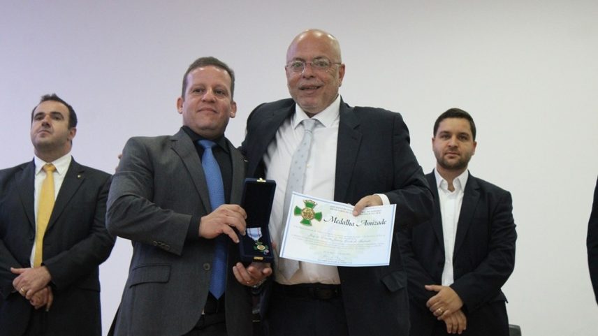 Juarez Costa, o juiz, recebe homenagem na Polícia Civil (Foto: Reprodução)
