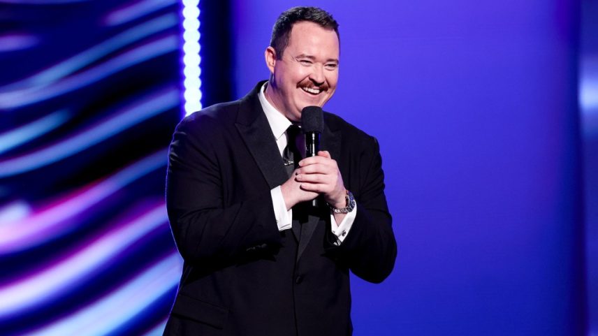 Shane Gillis, o apresentador da cerimônia do ESPY 2025, fez piadas sobre Aaron Rodgers, Caitlin Clark, Juan Soto, Jeffrey Epstein e Donald Trump. (Foto: Reprodução)