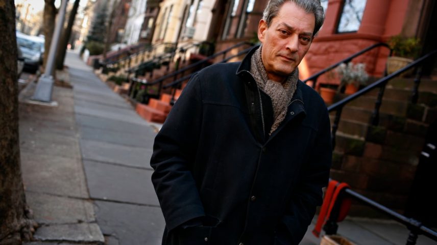 O escritor Paul Auster passeando por Brooklyn, Nova York (Estados Unidos). (Foto: Timothy Fadek / Corbis / Getty Images)