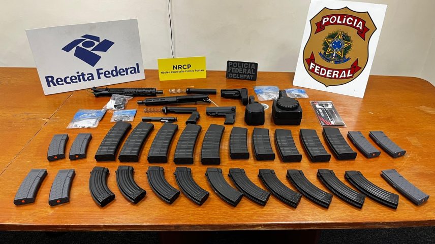 Peças de fuzil e carregadores são apreendidos durante ação da PF e da Receita Federal em unidade do correio na Zona Oeste do Rio no momento em que homem fez a retirada; ele foi preso (Foto: Reprodução / Polícia Federal)